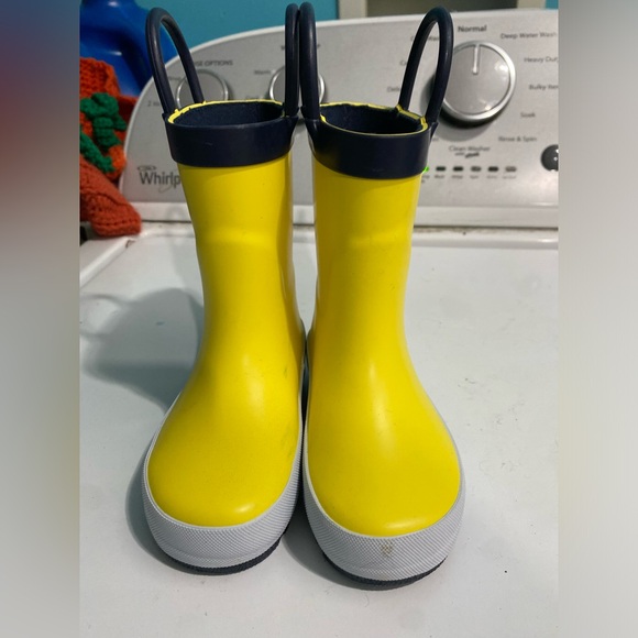 Size 4 toddler yellow rain boots - Picture 1 of 3